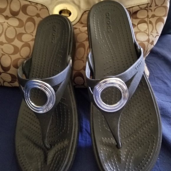 2 pair Crocs sandal/flip flop - Picture 6 of 11